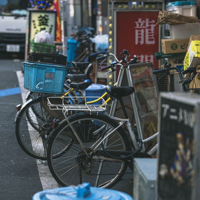 新宿路地の店先に並ぶ自転車の写真