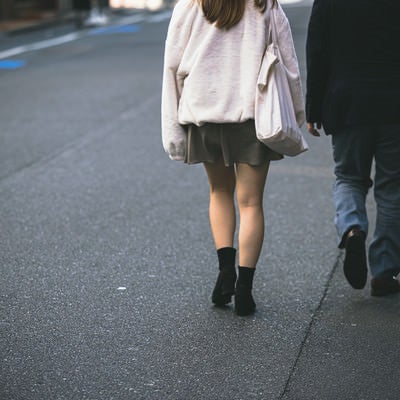 新宿路地裏を歩く男女の後ろ姿の写真