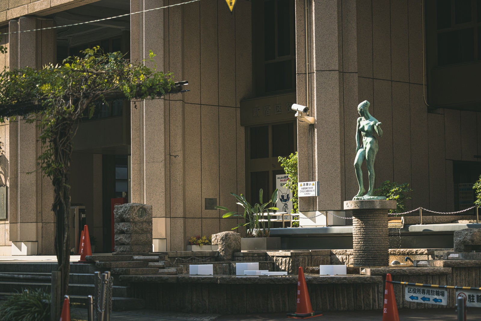 「新宿区役所前の銅像」の写真