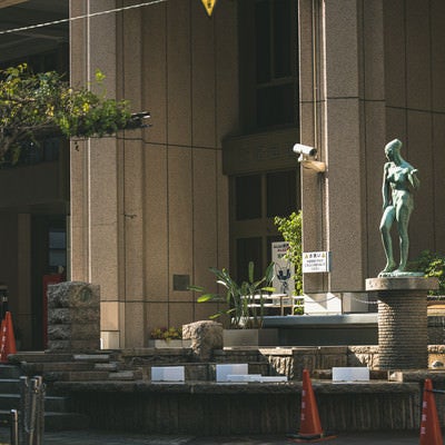 新宿区役所前の銅像の写真