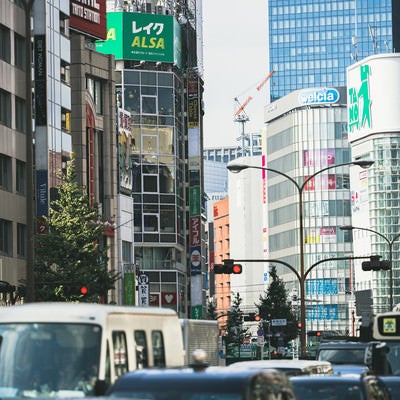 新宿のビルと車渋滞の写真