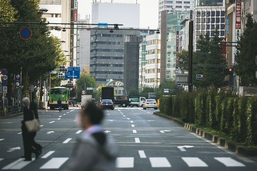 新宿の横断歩道から見た車道の写真