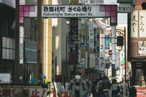 歌舞伎町さくら通り沿いと人混みの写真