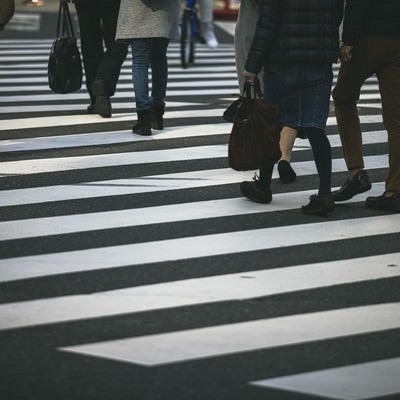 横断歩道を渡る人の足元の写真