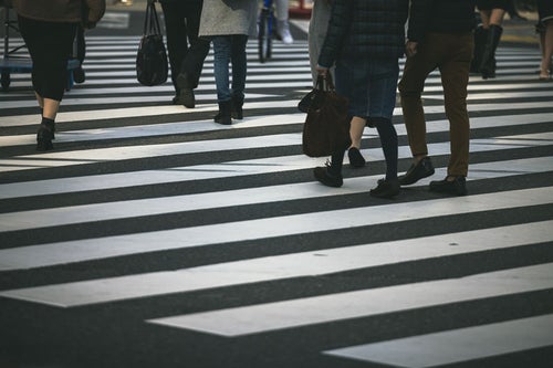 横断歩道を渡る人の足元の写真