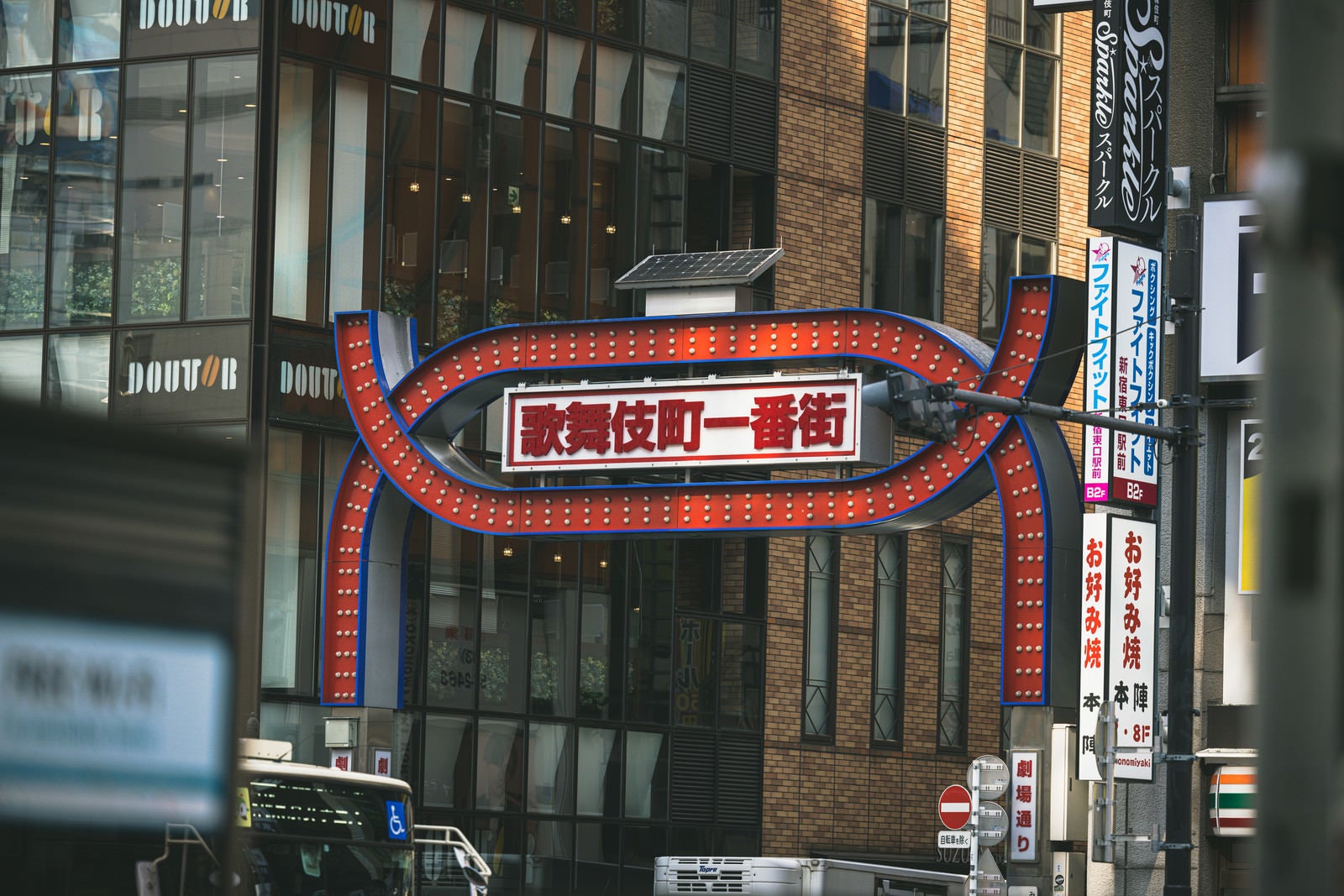 「歌舞伎町一番街の看板」の写真