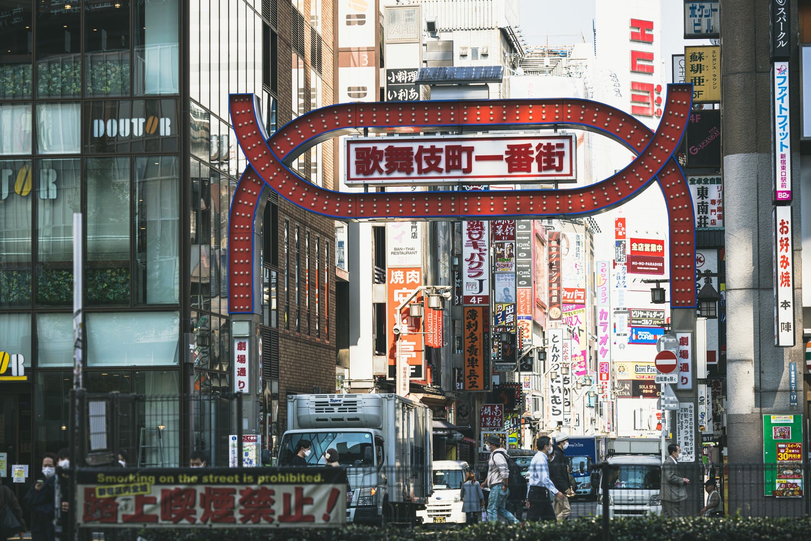 「歌舞伎町一番街の看板とたくさんの袖看板」の写真