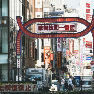 歌舞伎町一番街の看板とたくさんの袖看板の写真