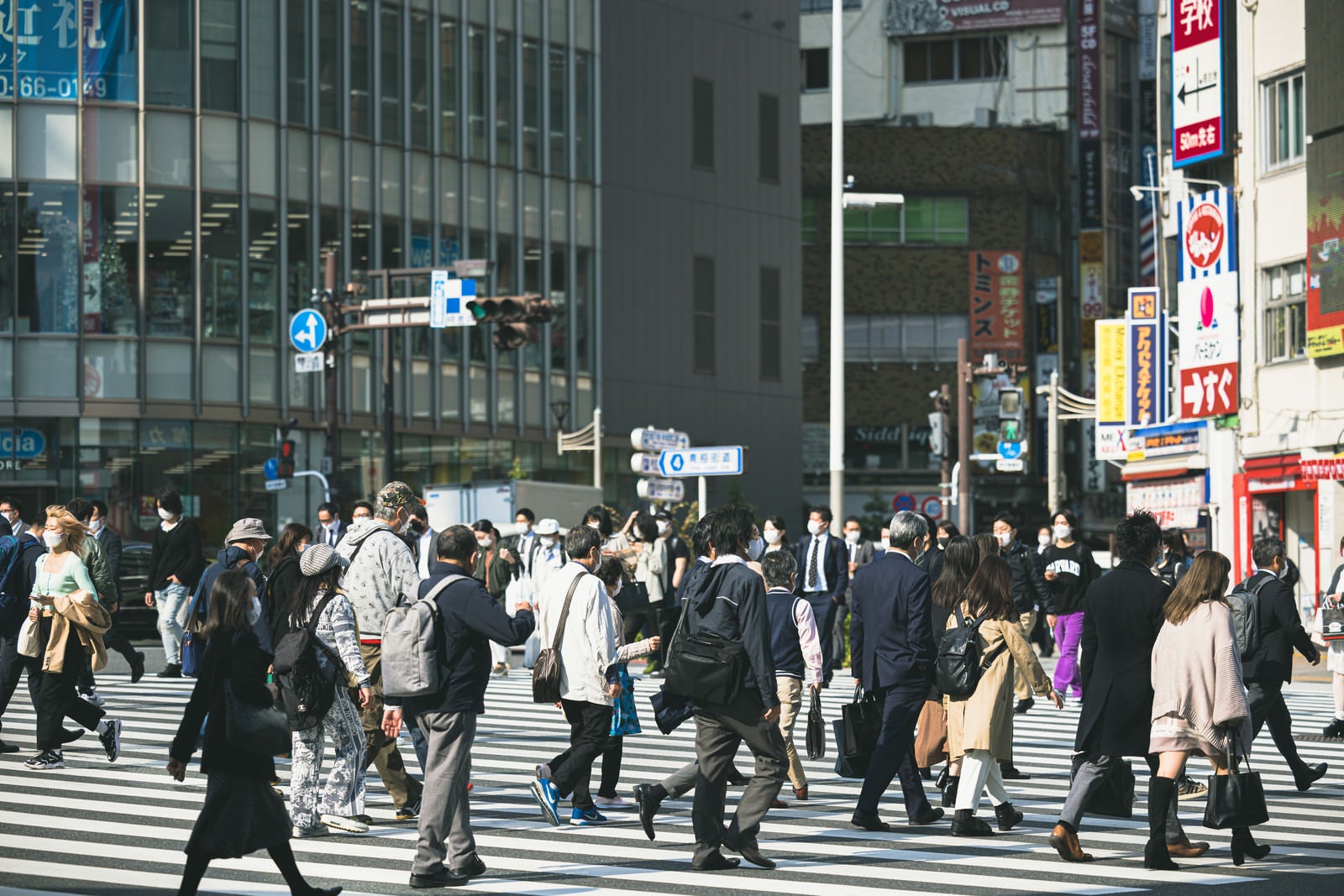 「横断歩道を渡る人混みの様子」の写真