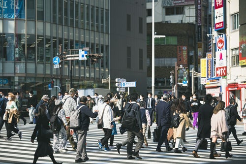 横断歩道を渡る人混みの様子の写真