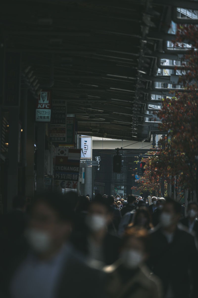 「新宿アーケードの人混み」の写真