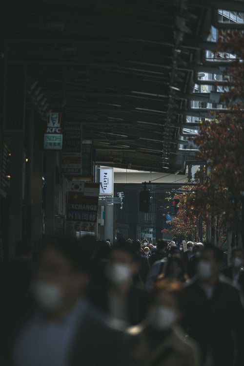 新宿アーケードの人混みの写真