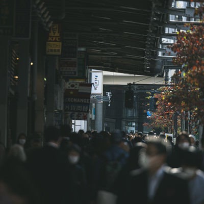 新宿アーケードの溢れんばかりの人混みの写真