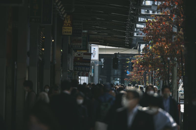 新宿アーケードの溢れんばかりの人混みの写真