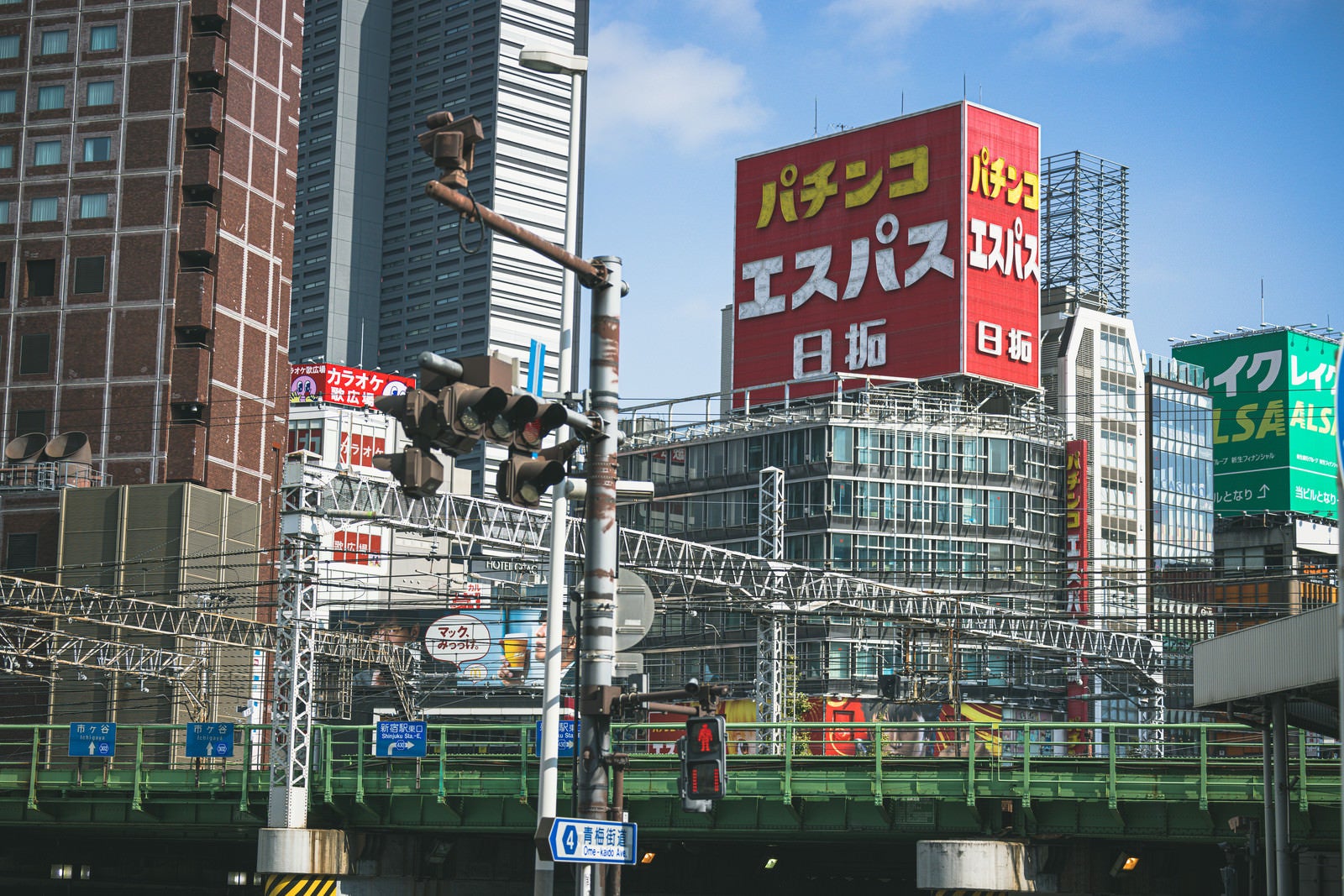 「高架越しに見る新宿東口の様子」の写真