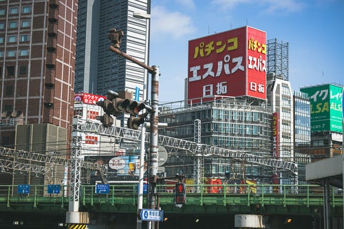 高架越しに見る新宿東口の様子の写真