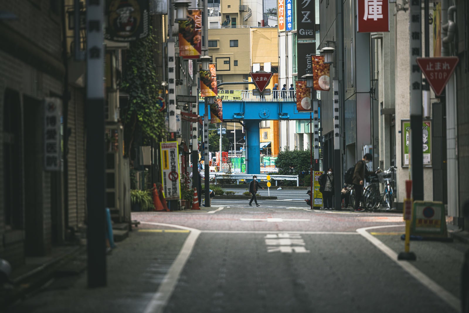 「新宿路地裏の一時停止」の写真