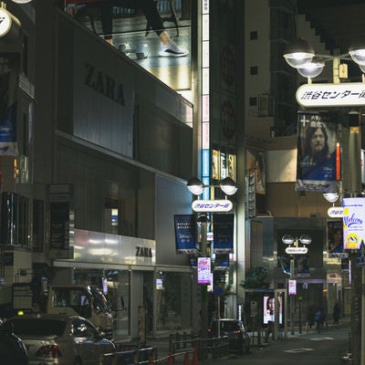 終電後の渋谷センター街の様子の写真