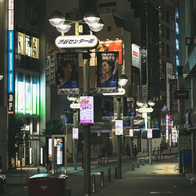 深夜の渋谷センター街の様子（井の頭通りから）の写真