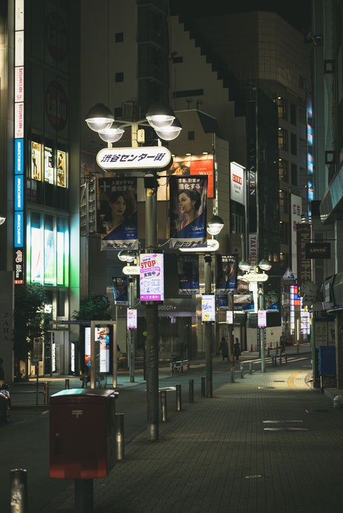 深夜の渋谷センター街の様子（井の頭通りから）の写真