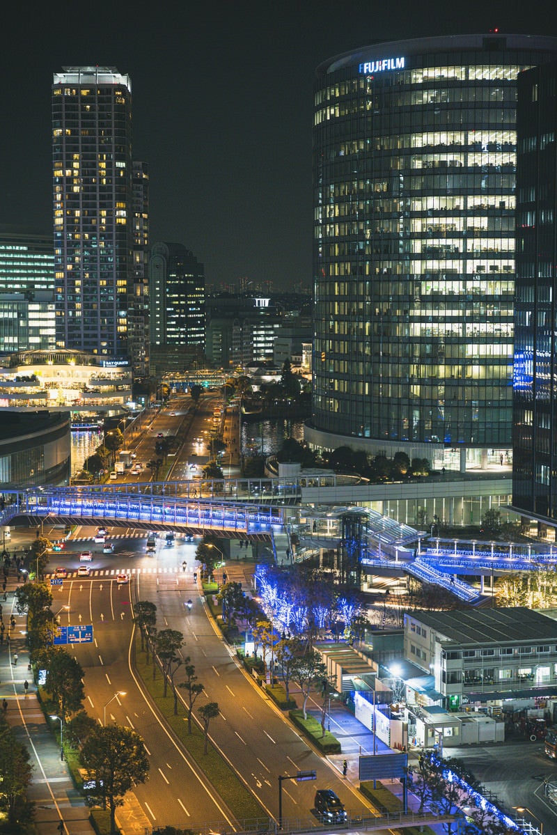 「深夜の新高島駅前とみなとみらい大通り」の写真