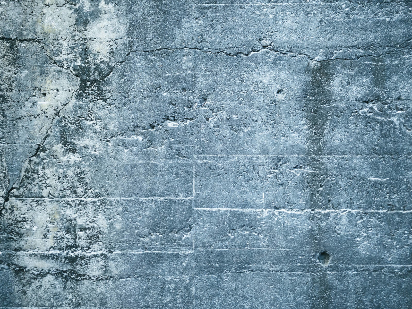 「白い筋が残るコンクリート壁のテクスチャ」の写真