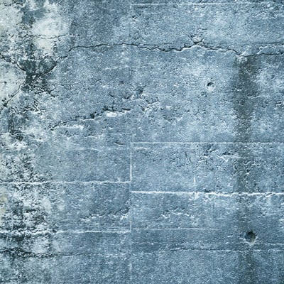 白い筋が残るコンクリート壁のテクスチャの写真