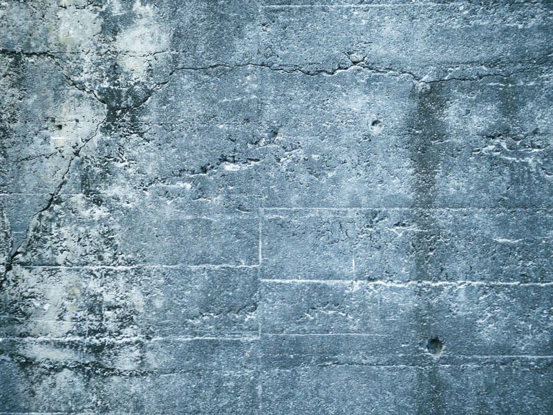 白い筋が残るコンクリート壁のテクスチャの写真