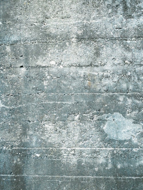 エフロが発生したコンクリート壁のテクスチャーの写真