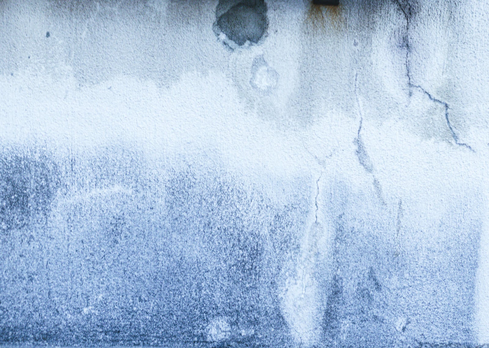 「エフロで白く染まる壁」の写真