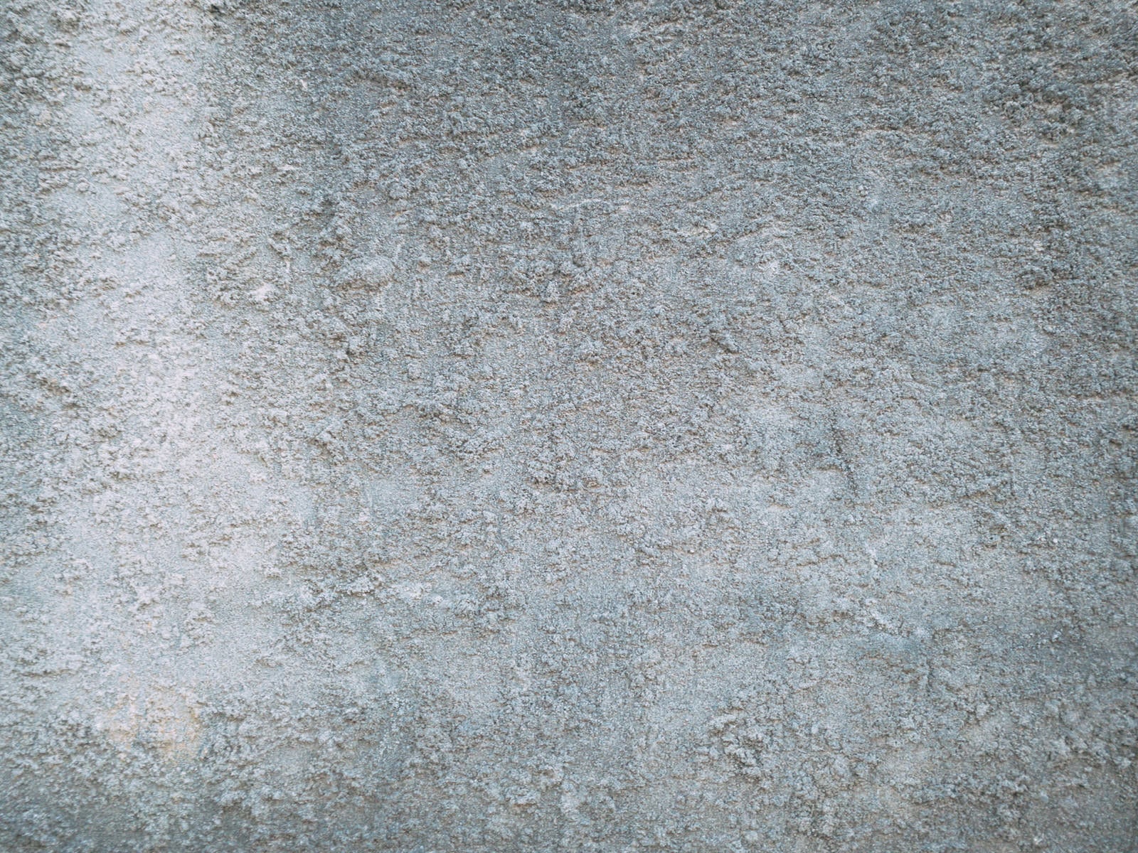 「エフロ発生のモルタル壁」の写真