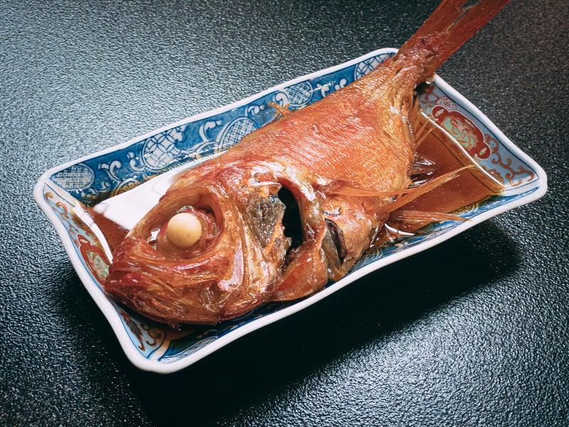 皿に乗った金目鯛の煮付けの写真