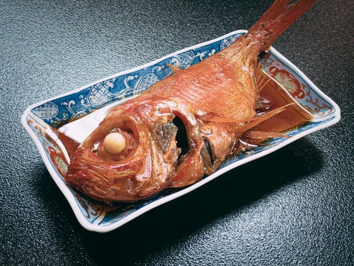 皿に乗った金目鯛の煮付けの写真