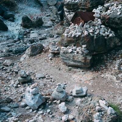草津温泉賽の河原音声に並ぶ積石の写真