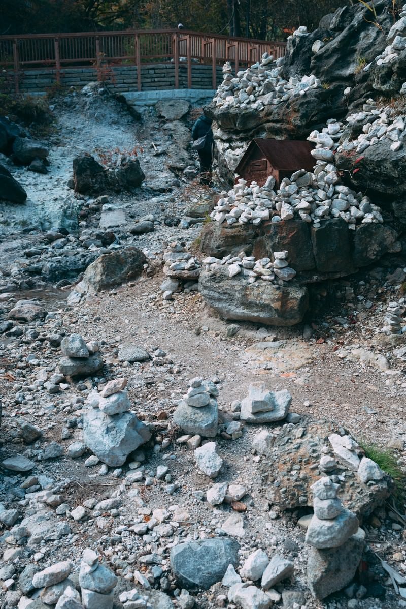 「草津温泉賽の河原音声に並ぶ積石」の写真