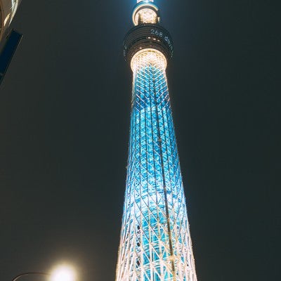 ライトアップされた東京スカイツリーの写真