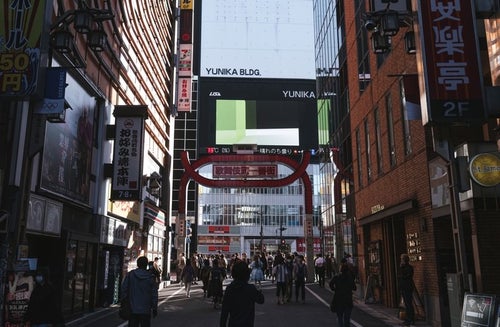 歌舞伎町一番街を行き交う通行人の写真