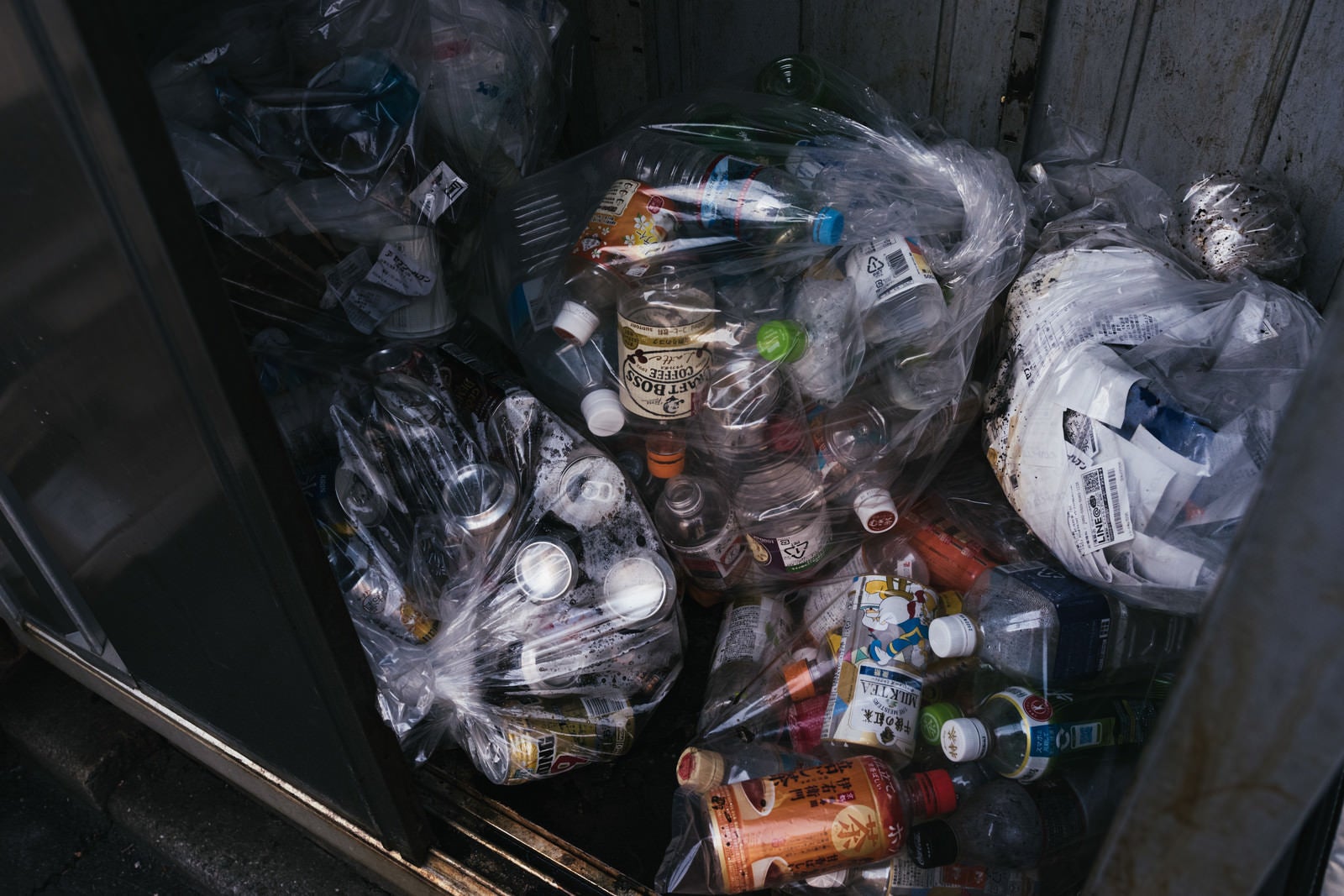 「ゴミ集積所に分別されたゴミ」の写真