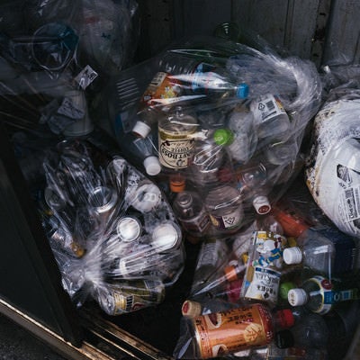 ゴミ集積所に分別されたゴミの写真
