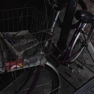ワイヤーバスケットにゴミが残る放置自転車の写真