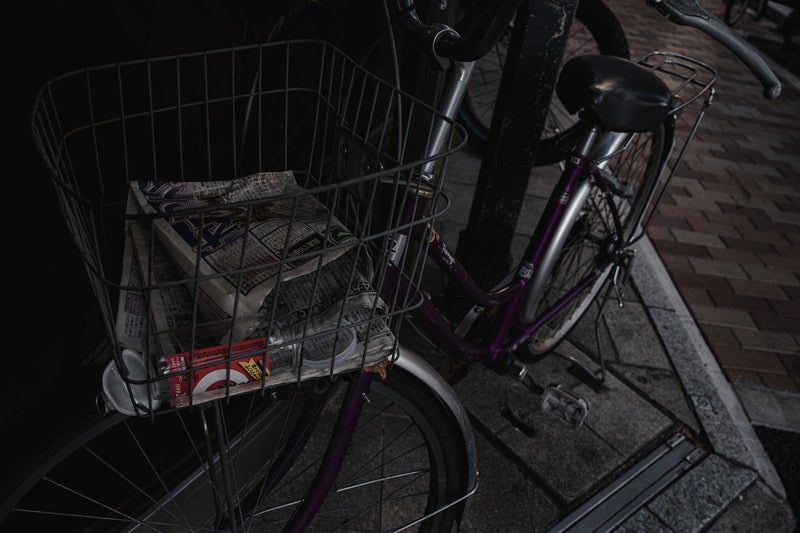 ワイヤーバスケットにゴミが残る放置自転車の写真
