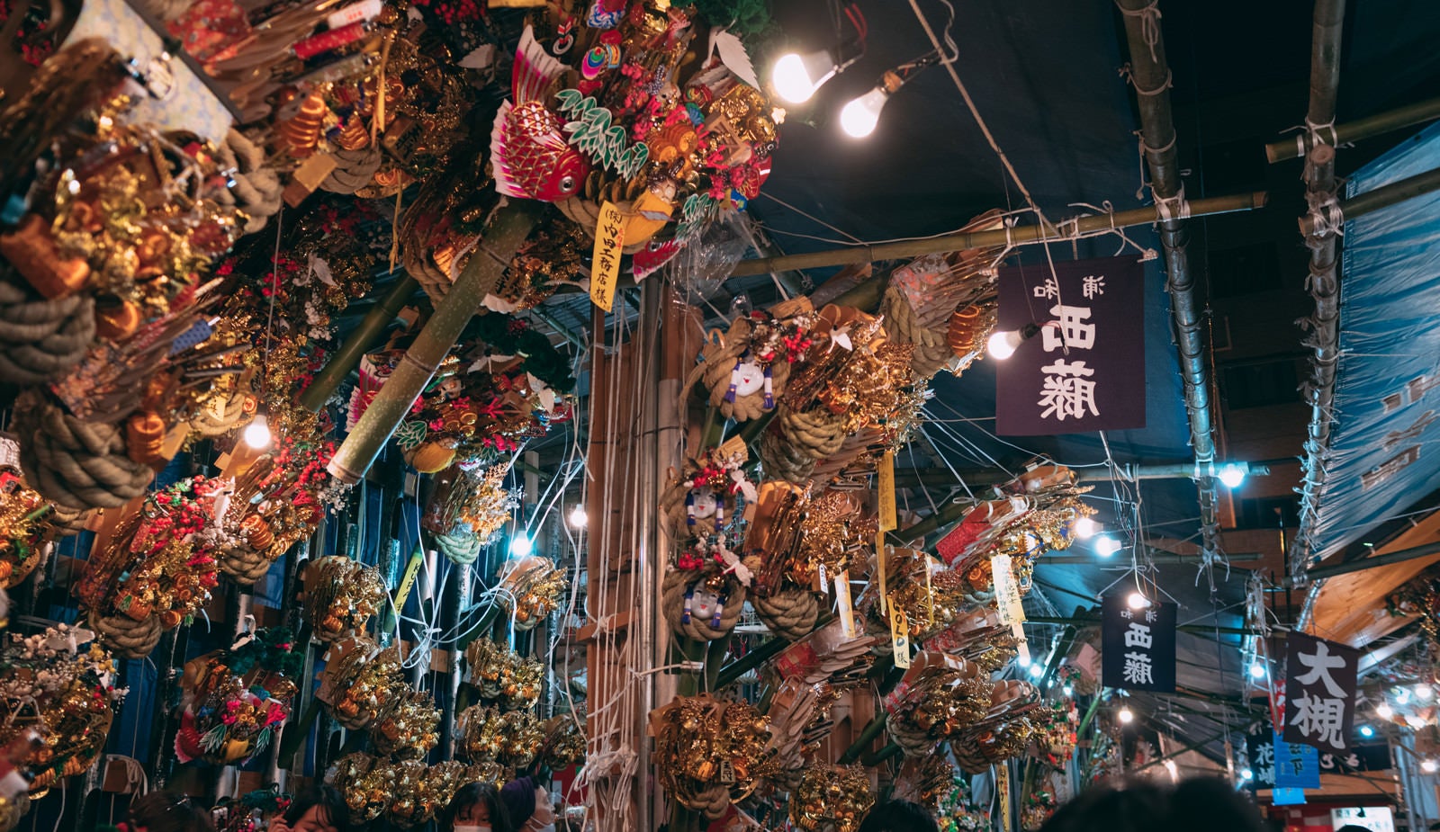 「鷲神社の酉の市で売られている熊手」の写真