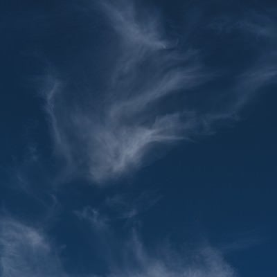 深い青空と薄い雲の写真