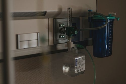 病院に設置された酸素吸入器の写真