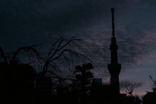 日没後のスカイツリーのシルエットの写真