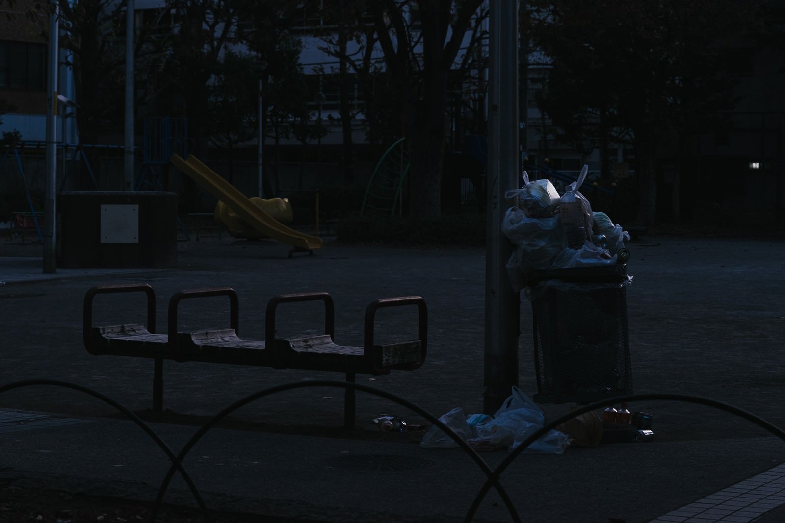 「公園に設置されたゴミ箱から溢れるゴミ」の写真