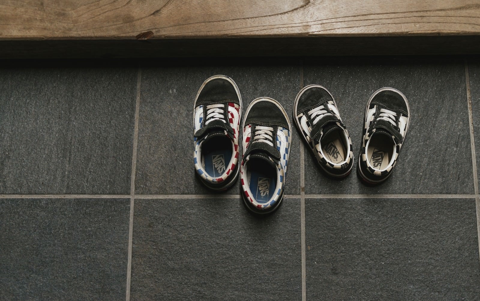 「玄関に脱ぎっぱなしの子供の靴」の写真