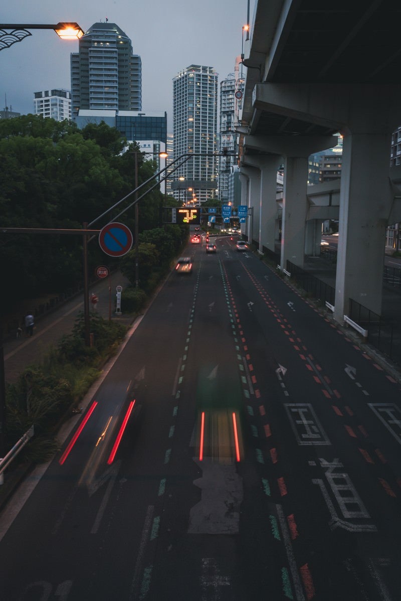 「国道を走る車のテールランプ光跡」の写真