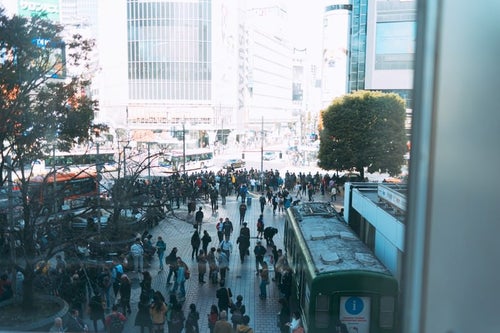 渋谷スクランブル交差点前の密な人混みの写真