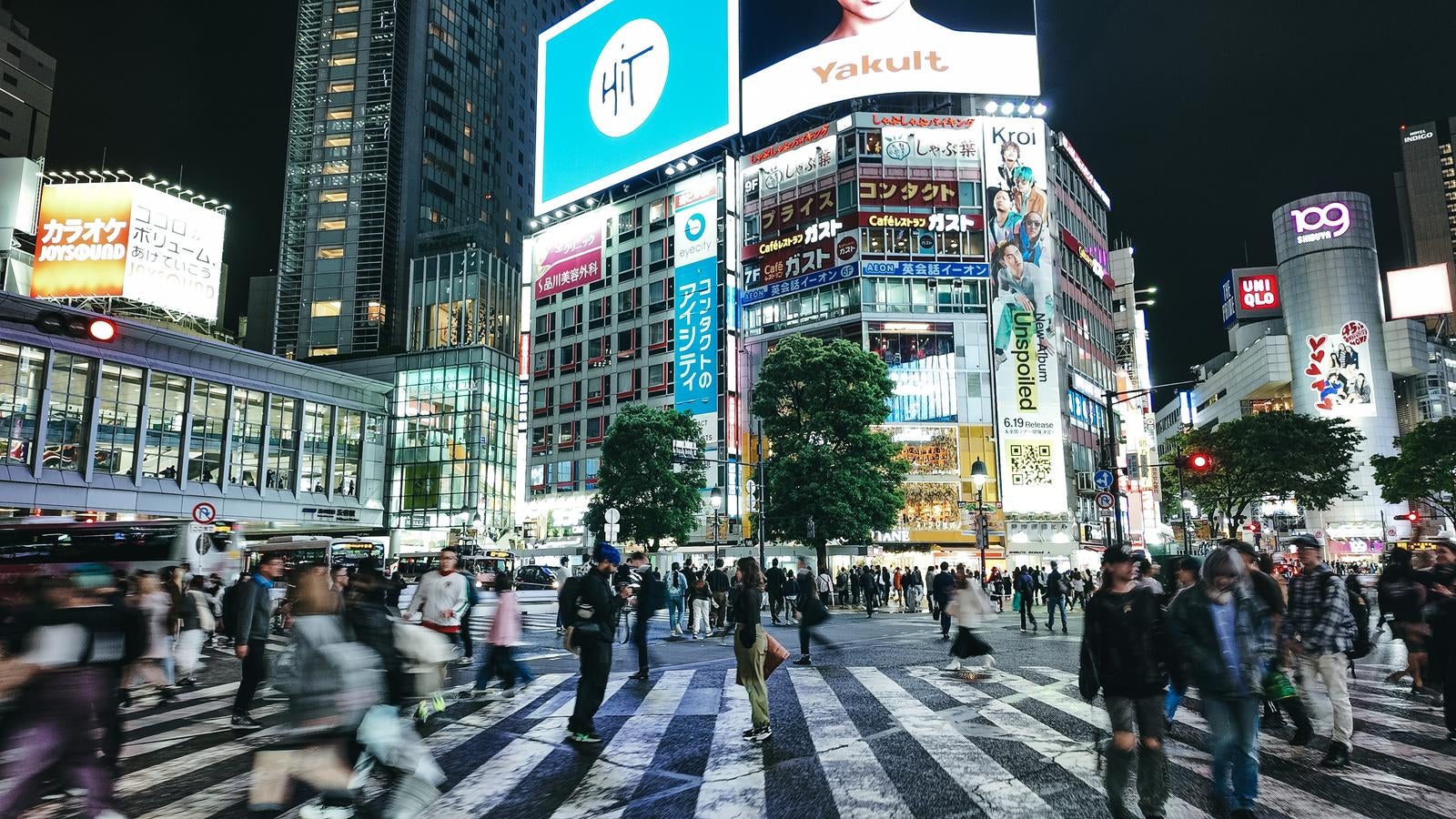 「渋谷スクランブル交差点の人混み（20時頃）」の写真